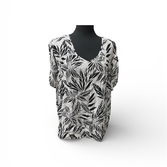 Como Blu Tops - Como Blu 1X Black White Tropical Leaf Print Blouse V Neck Casual Summer Top